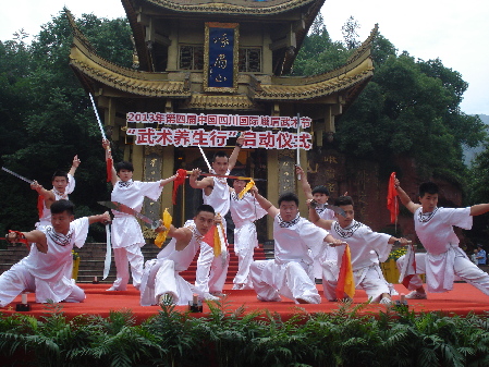 四川旅游出新意 峨眉山武術(shù)養(yǎng)生行啟動